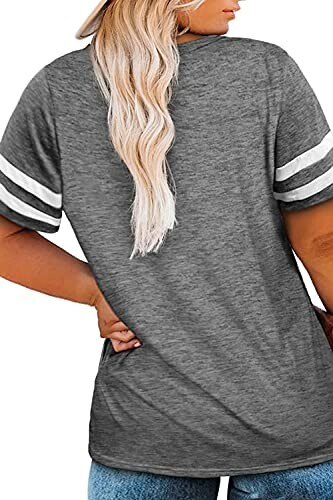 Woman in gray t-shirt with white stripes on sleeves, seen from the back